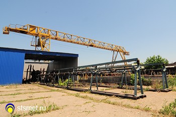 Открытая площадка базы «СТС» с козловым краном